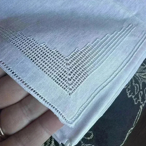 Vintage 1960 BENJAMIN M. JABARA & SONS white linen hand embroidered 8 napkins - Picture 4 of 11